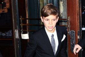 Romeo Beckham hat den schicken Zwirn gegen sein Tennis-Outfit eingetauscht