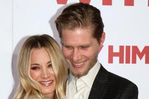 Kaley Cuoco mit ihrem Verlobten Karl Cook auf einem Event