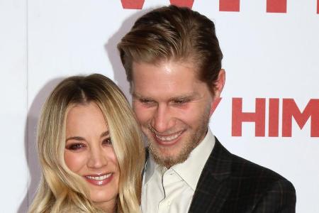 Kaley Cuoco mit ihrem Verlobten Karl Cook auf einem Event