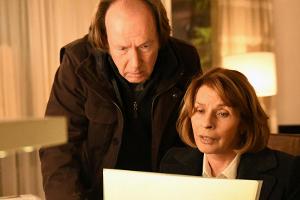 "Unter Verdacht: Verschlusssache": Dr. Eva Maria Prohacek (Senta Berger) und Max Wemmer (Ulrich Noethen) finden vertrauliche...
