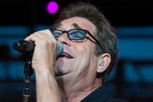 Huey Lewis bei einem Auftritt in Kalifornien