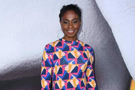 Adina Porter ließ sich in diesem bunten Kleid von den Fotografen ablichten