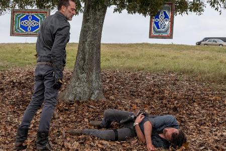 Endlich ist er da, der Showdown zwischen Negan (Jeffrey Dean Morgan, l.) und Rick (Andrew Lincoln) in 