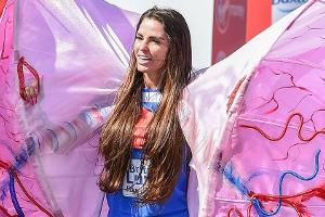 Katie Price mit zwei riesigen Lungenflügeln beim London Marathon 2018