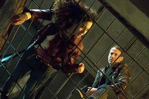 "Tatort: Alles was sie sagen": Kommissar Falke (Wotan Wilke Möhring) entdeckt die leblose Alima (Sabrina Amali)