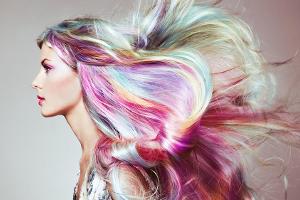 Der Frühling ist zurück mit all seinen Farben. Der neue Frisurentrend "Kaleidoscope Hair" sorgt für frischen Wind nach dem g...