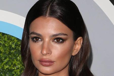 Wer definierte Augenbrauen und glossy Lippen wie Model Emily Ratajkowski möchte, braucht dafür nur etwas Vaseline