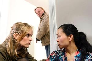 "Tatort: Die chinesische Prinzessin": Nadeshda Krusenstern (Friederike Kempter, l.) und Kommissar Thiel (Axel Prahl) finden ...