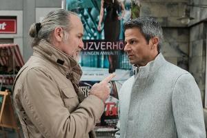 "Unter uns": Robert (l.) macht seinem Groll gegenüber Benedikt in aller Öffentlichkeit Luft