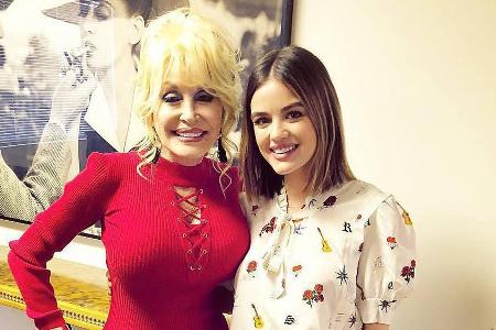 Einmal Dolly Parton (l.) treffen: Für Serien-Star Lucy Hale geht damit ein Wunsch in Erfüllung