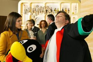 "Alles was zählt": Als Ingo einen Hexenschuss erleidet, springt Pauline spontan als Pinguin ein