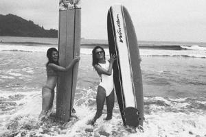 Alessandra Ambrosio macht neben dem Surfbrett eine gute Figur