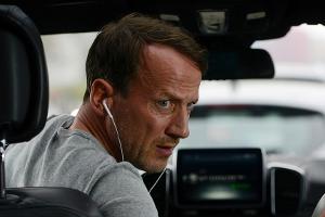 Wotan Wilke Möhring als Karl Brendt in "Steig. Nicht. Aus!"