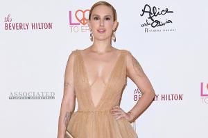 Rumer Willis im goldenen Kleid mit tiefem V-Ausschnitt