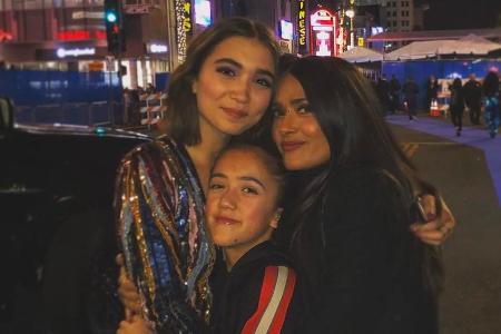 Salma Hayek zusammen mit Rowan Blanchard und ihrer Tochter Valentina