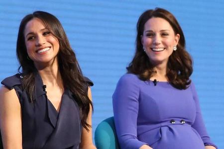Während sich Meghan Markle (l.) für den öffentlichen Auftritt in ein Designerkleid warf, setzte Herzogin Kate auf Understate...