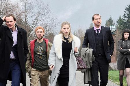 Adam Krusenstern (Thomas Heinze, 2.v.r.) wird auf dem Firmenlandsitz mit Personalmanager John (Fabian Hinrichs, l.) und Pers...