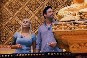 Kandidatin Carina und "Bachelor" Daniel Völz verschlug es bei ihrem Dreamdate in eine Tempelanlage