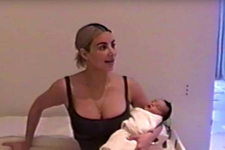 Hier hält Kim Kardashian ihre kleine Tochter Chicago im Arm