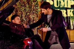 "Alles was zählt": Vincent (r.) nimmt Ronny als Geisel