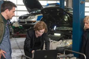 "Tatort: Echolot": BKA-Kollegin Linda Selb (Luise Wolfram) findet heraus, dass etwas mit dem Auto der Toten nicht stimmt