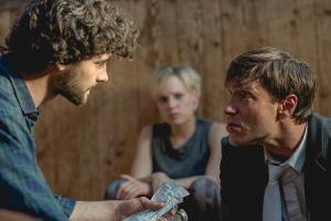 "Gestüt Hochstetten (4)": Alex (Julia Richter) redet Max (Christoph Luser, r.) ins Gewissen, während Raphael (Aaron Karl) ve...