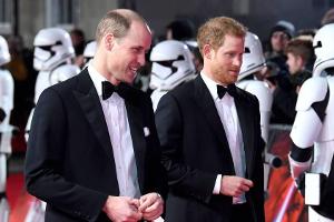 Prinz William und Prinz Harry überragen den Standard-Stormtrooper um mehrere Zentimeter