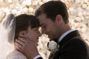 Ana (Dakota Johnson) und Christian (Jamie Dornan) geben sich das Jawort in "Fifty Shades of Grey - Befreite Lust"