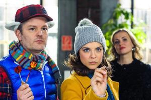 "Alles was zählt": Pauline (M.) befürchtet, dass Ingo und die anderen WG-Mitglieder wegen ihr Schwierigkeiten mit Isabelle b...