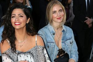 Model Camila Alves McConaughey (l.) und Bloggerin Chiara Ferragni werten ihre Outfits mit mehreren filigranen Ketten auf