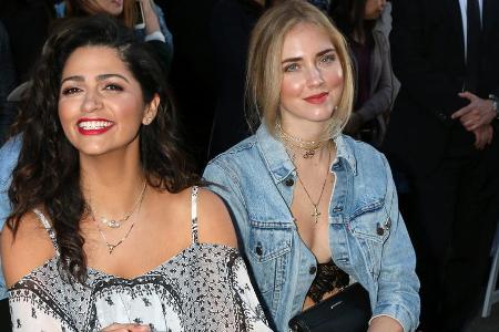 Model Camila Alves McConaughey (l.) und Bloggerin Chiara Ferragni werten ihre Outfits mit mehreren filigranen Ketten auf