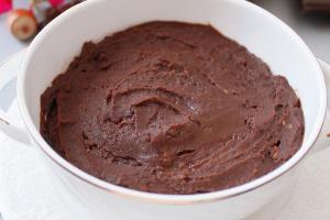 Schoko-Hummus eignet sich hervorragend als Brotaufstrich oder zum Dippen, z.B. für Vollkornkekse