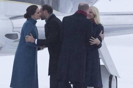 Ankunft in Oslo: Herzogin Kate (v.l.), Kronprinz Haakon, Prinz William und Kronprinzessin Mette-Marit