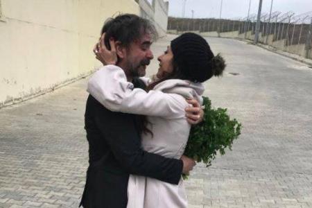 Überglücklich nimmt Deniz Yücel nach seiner Entlassung seine Frau Dilek Mayatürk in den Arm