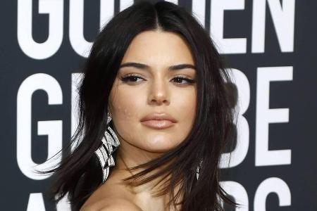 Auch ein gefragtes Model wie Kendall Jenner hat mit Hautproblemen zu kämpfen: Bei den Golden Globes sah man unter ihrem Make...