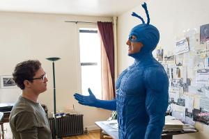 Arthur (Griffin Newman, l.) lernt den schrägen Superhelden "The Tick" (Peter Serafinowicz) kennen