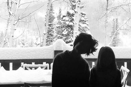 Mama und Tochter vor einer weißen Landschaft