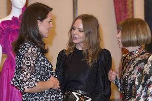 Worüber die Damen wohl geredet haben? Herzogin Kate (l.) im Gespräch mit Stella McCartney (m.) und Anna Wintour (r.)