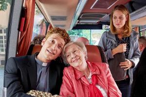 "Sankt Maik": Maik (Daniel Donskoy) hat den Zug nach Berlin verpasst und muss sich jetzt dem Kirchenchor anschließen