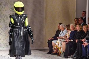 "Gibt es den auch in Apfelgrün?" Was der Queen hier wohl durch den Kopf gegangen sein mag?