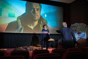 Kommissar Robert Karow (Marc Waschke) macht seiner fassungslosen Kollegin Nina Rubin (Meret Becker) klar, dass sich die Gesc...