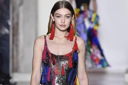 Gigi Hadid auf dem Laufsteg in Mailand