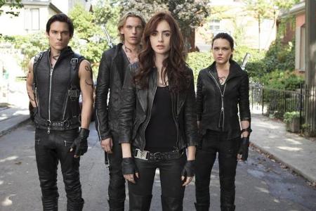 20:15 Uhr, Sat.1: Als die erfahrenen Schattenjäger Jace, Alec und Isabella herausfinden, dass Clary kein gewöhnliches Mädche...