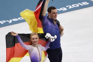 Aljona Savchenko und Bruno Massot feiern in Pyeongchang ihren Olympia-Sieg