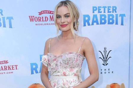 Margot Robbie sieht in der weißen 