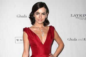 Schauspielerin Camilla Belle strahlte in einer roten Designer-Robe