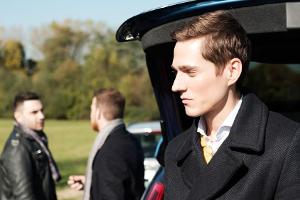 "Unter uns": Ringo (Timothy Boldt, r.) sieht seinen Plan in Gefahr, als Tobias (Patrick Müller, M.) Easy (Lars Steinhöfel) H...