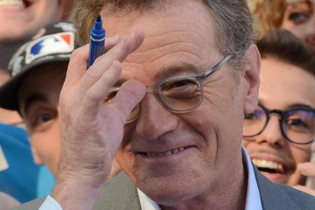 Diesen Anblick - Bryan Cranston mit dickem Autogramm-Stift in der Hand - wird man in Zukunft nicht mehr sehen