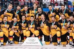 Die Sieger der Herzen mit ihrer Silbermedaille