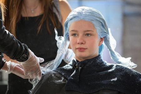 Zoe geht es beim Umstyling an die Haare